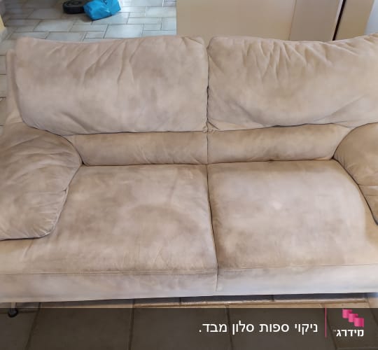 ספה בהירה עם כתמים על הריפוד